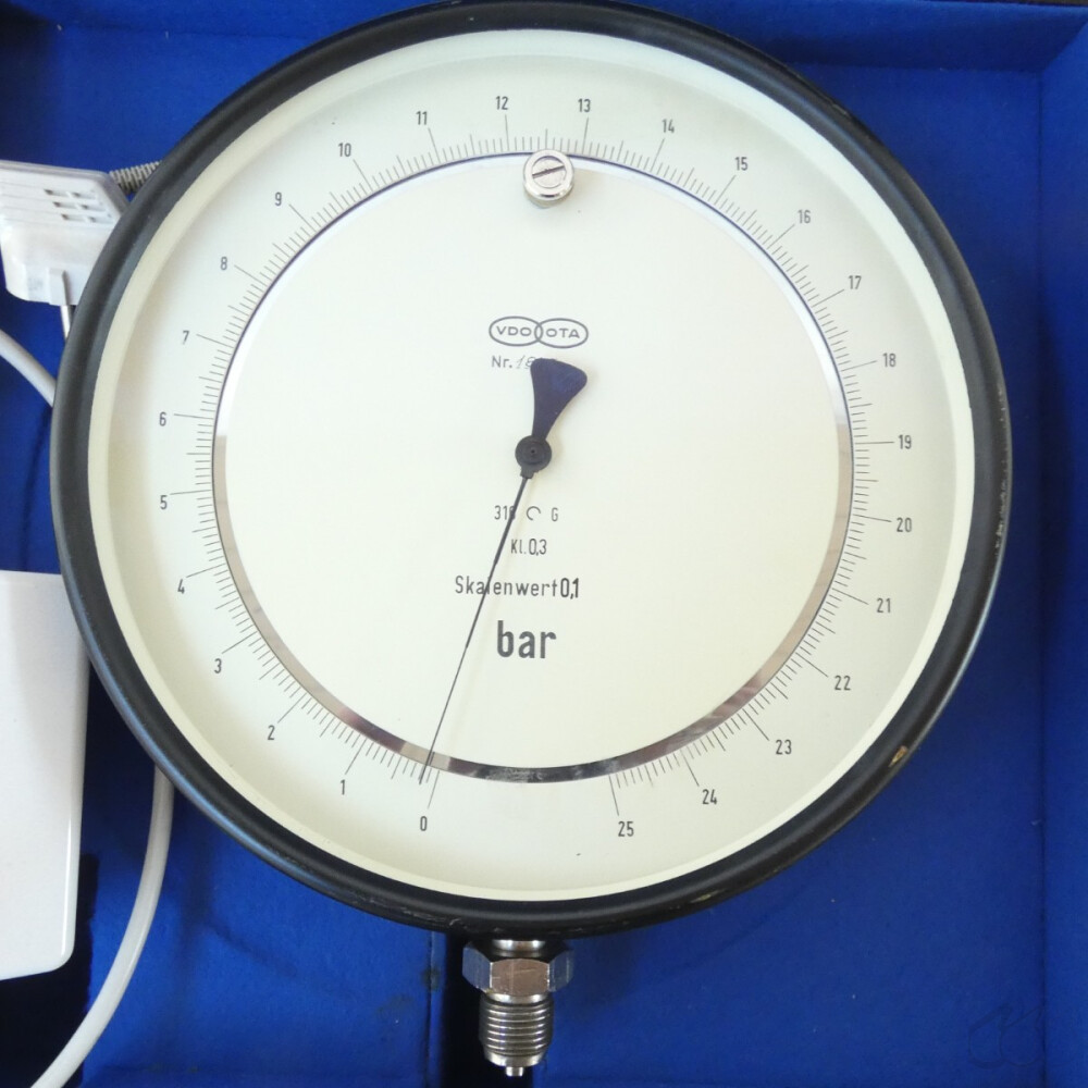 gebrauchtes Feinmess-Manometer 0...25 bar mit...