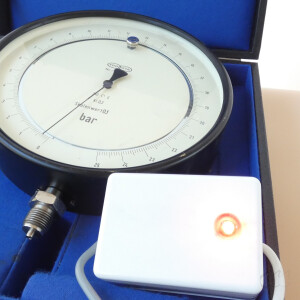 gebrauchtes Feinmess-Manometer 0...25 bar mit Schalteinrichtung OTA VDO