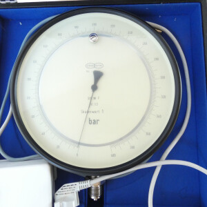 gebrauchtes Feinmess-Manometer 0...400 bar mit Schalteinrichtung OTA VDO