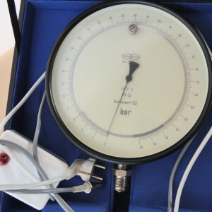 gebrauchtes Feinmess-Manometer 0...60 bar mit Schalteinrichtung OTA VDO