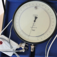 gebrauchtes Feinmess-Manometer 0...60 bar mit Schalteinrichtung OTA VDO