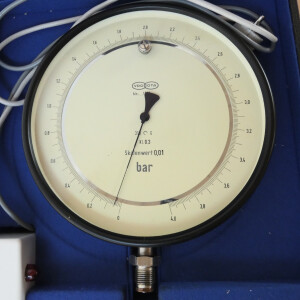 gebrauchtes Feinmess-Manometer 0...4 bar mit Schalteinrichtung OTA VDO