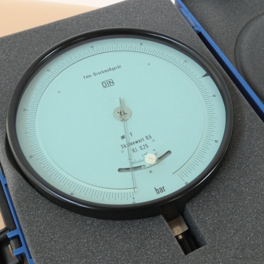 gebrauchtes Feinmess-Manometer 0...100 bar VDO