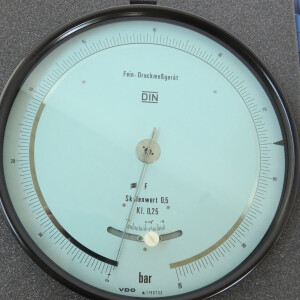 gebrauchtes Feinmess-Manometer 0...100 bar VDO