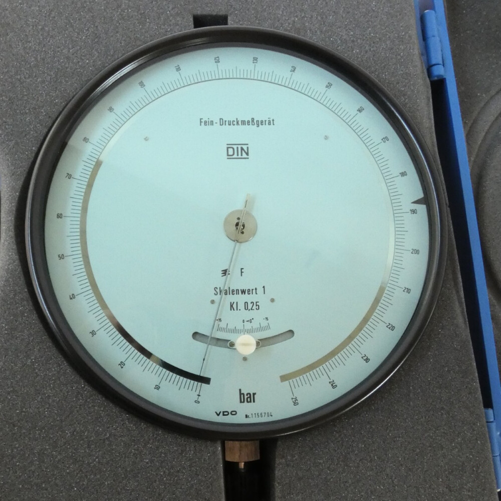 gebrauchtes Feinmess-Manometer 0...250 bar VDO