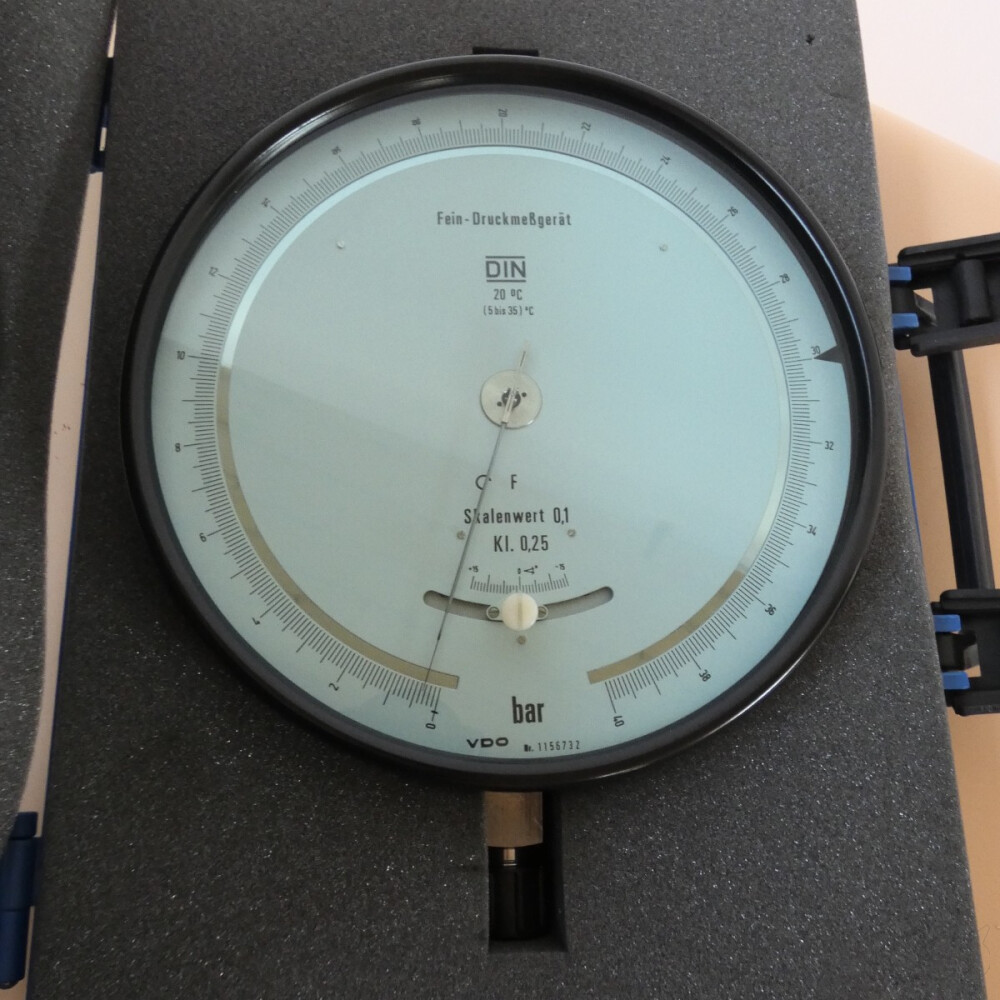 gebrauchtes Feinmess-Manometer 0...40 bar VDO